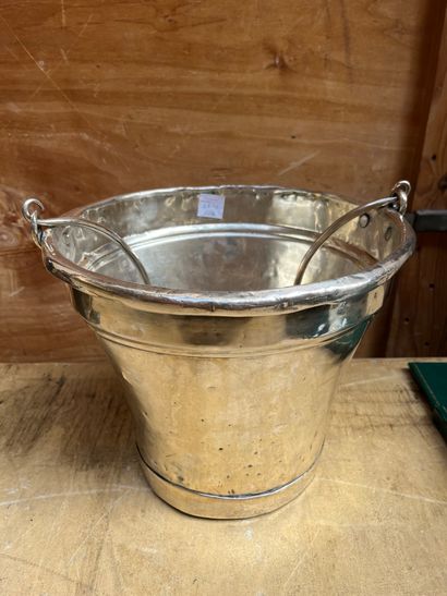 null Large silver-plated metal bucket with handles.
Height: 25 cm
(damaged handl...