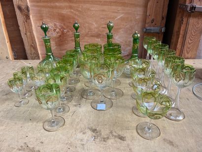 null Set of green and gold glasses monogrammed DB including : 
- 3 small stemmed...