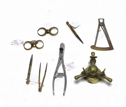 null Eight antique brass and steel tools and measuring instruments. 

20th century...