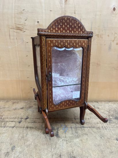 null Small sedan chair forming a display case in gilded leather.
Early 20th century.
Height...