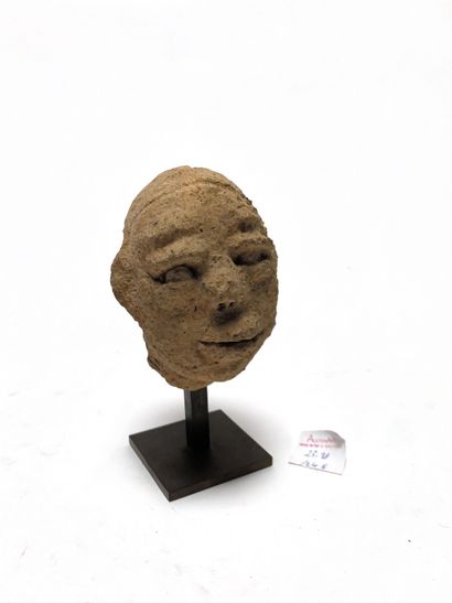 null Eroded stone head.
In the African style.
Height: 11.5 cm
Pedestal