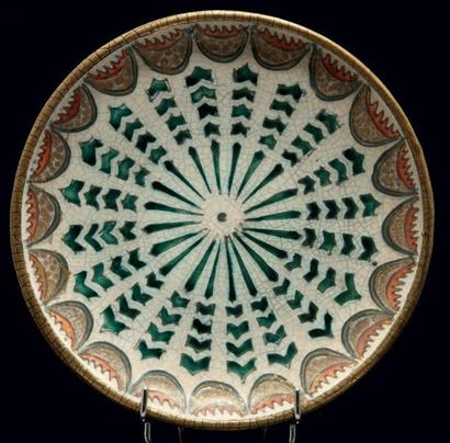 ANDRÉ METTHEY(1871-1920) Coupe creuse en céramique émaillée à décor géométrique rayonnant...