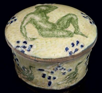 André METTHEY (1871-1920) Petite boîte couverte en céramique émaillée à fond vert...