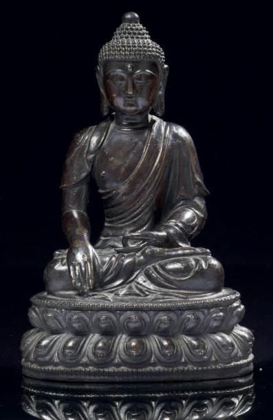 CHINE - Epoque MING (1368 - 1644) Statuette de Bouddha en bronze à patine brune,...