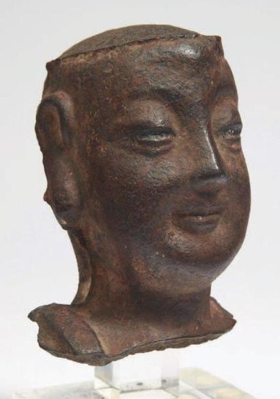 Époque MING (1368 - 1644) Petite tête de personnage en fonte de fer à patine brune....