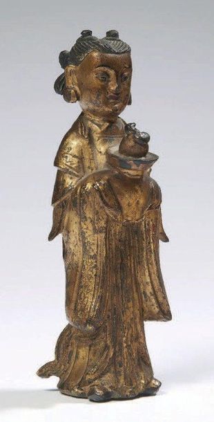 CHINE - Epoque MING (1368 - 1644) Statuette de Longnü en bronze laqué or, debout...