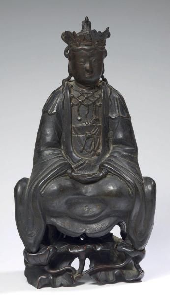 CHINE - Epoque MING (1368 - 1644) Importante statuette de Guanyin en bronze à patine...