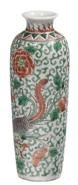 CHINE - XIXe siècle Petit vase rouleau en porcelaine décorée en émaux polychromes...