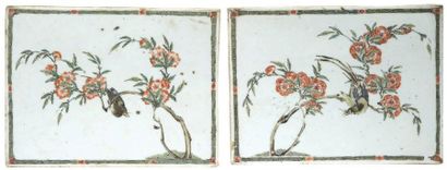 CHINE - EPOQUE KANGXI (1662 - 1722) Paire de plaques en porcelaine à décor d'oiseaux...