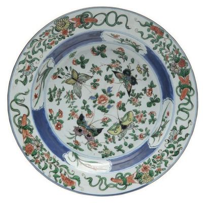 CHINE - EPOQUE KANGXI (1662 - 1722) Grand plat creux en porcelaine décorée en bleu...