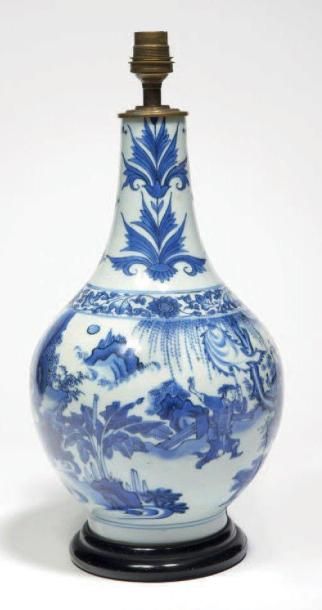 CHINE - PÉRIODE TRANSITION, XVIIE SIÈCLE Vase de forme bouteille en porcelaine décorée...