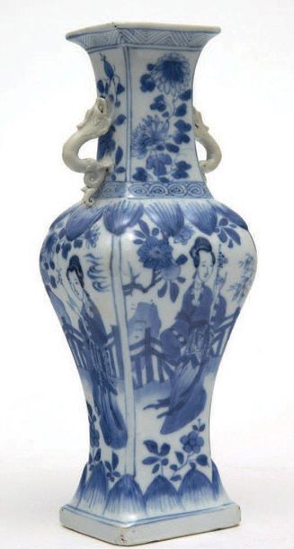 null CÉRAMIQUE DE LA CHINE - EPOQUE KANGXI (1662 - 1722) Vase de forme balustre en...