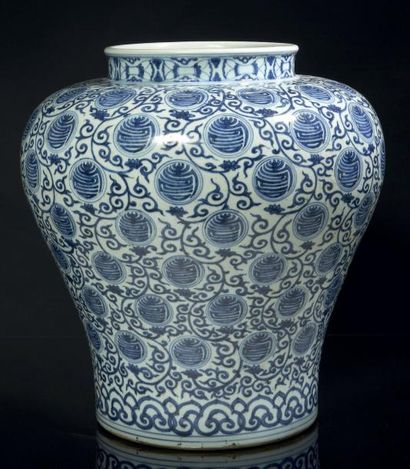 CHINE - EPOQUE WANLI (1573 - 1620) Grande jarre en porcelaine à panse haute, décorée...