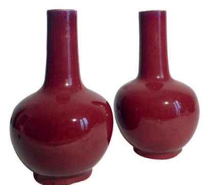 CHINE - XIXe siècle Paire de vases à panse basse et cols allongés en porcelaine émaillée...