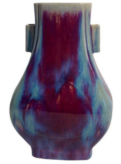 CHINE - Epoque QIANLONG (1736 - 1795) Vase de forme «fanghu» en porcelaine émaillée...