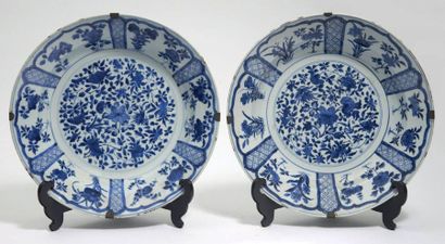 CHINE - EPOQUE KANGXI (1662 - 1722) Paire de grandes coupes en porcelaine décorée...