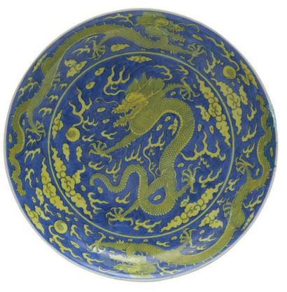 CHINE - EPOQUE QIANLONG (1735-1796) Coupe en porcelaine décorée en bleu sous couverte...