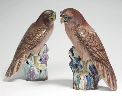 null CÉRAMIQUE DE LA CHINE - EPOQUE QIANLONG (1736 - 1795) Paire de faucons posés...