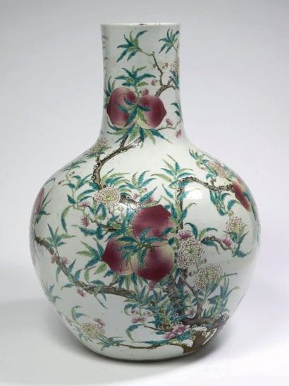 CHINE - Fin XIXe siècle Vase de forme «tianqiuping» (sphère céleste) en porcelaine...