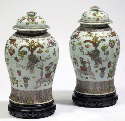 CHINE - Début XXe siècle Paire de potiches couvertes en porcelaine décorée en émaux...