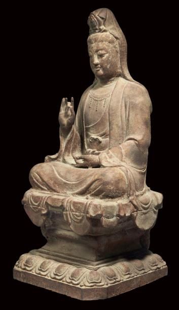 CHINE - EPOQUE MING (1368 - 1644) - XVE SIÈCLE Importante statue en fonte de fer...