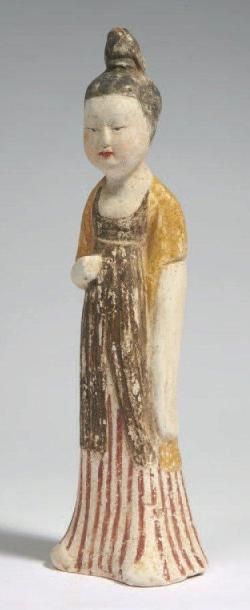 null CÉRAMIQUE DE LA CHINE - EPOQUE TANG (618-907) Statuette de jeune femme debout...