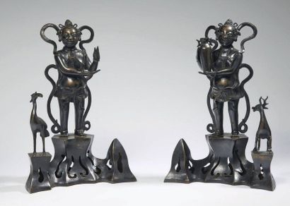 CHINE - XIXe siècle Paire de groupes en bronze à patine brune, attendants debout...
