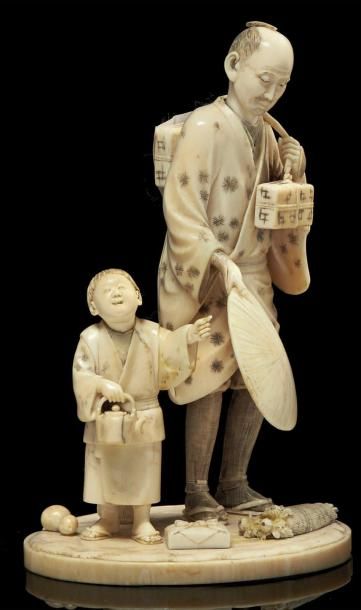 JAPON - Epoque MEIJI (1868 - 1912) Okimono en ivoire du Japon, enfant debout entouré...