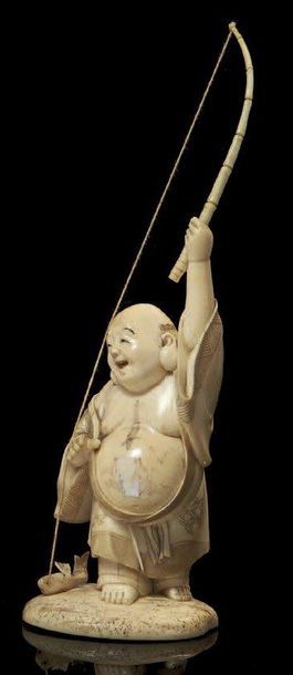 JAPON - Epoque MEIJI (1868 - 1912) Okimono en ivoire du Japon à patine jaune, Hotei...