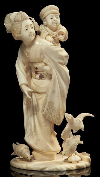 JAPON - Epoque MEIJI (1868 - 1912) Okimono en ivoire du Japon, jeune femme marchant...