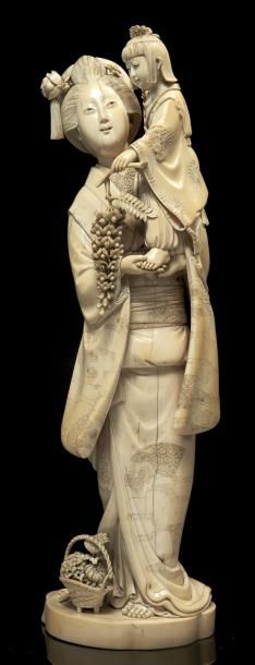 JAPON - Epoque MEIJI (1868 - 1912) Okimono en ivoire du Japon à patine jaune jeune...