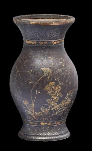 JAPON - Epoque MEIJI (1868 - 1912) Petit vase balustre en fer à décor incrusté de...