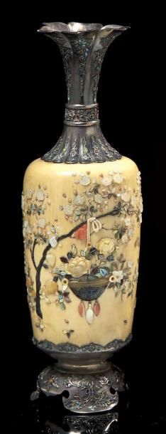 JAPON - Epoque MEIJI (1868 - 1912) Petit vase en ivoire et shibuichi, décoré en shibayama...