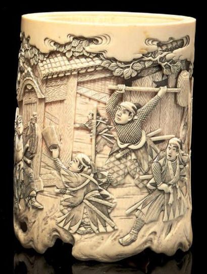JAPON - Epoque MEIJI (1868 - 1912) Vase de forme cylindrique en ivoire à patine jaune...