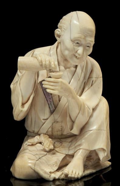JAPON - Epoque MEIJI (1868 - 1912) Okimono en ivoire du Japon à patine jaune à incrustation...