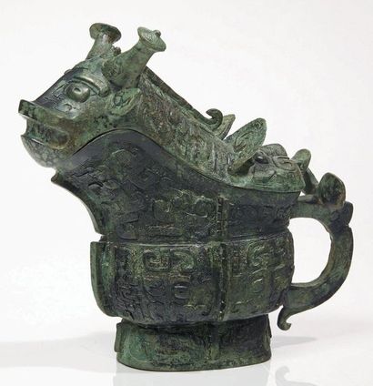 DANS LE GOUT DE LA DYNASTIE SHANG Vase rituel Kouang en bronze zoomorphe. Le masque...