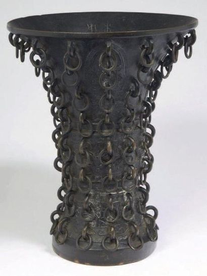 CHINE - Epoque MING (1368 - 1644) Vase de forme «gu» en bronze à patine brune à décor...