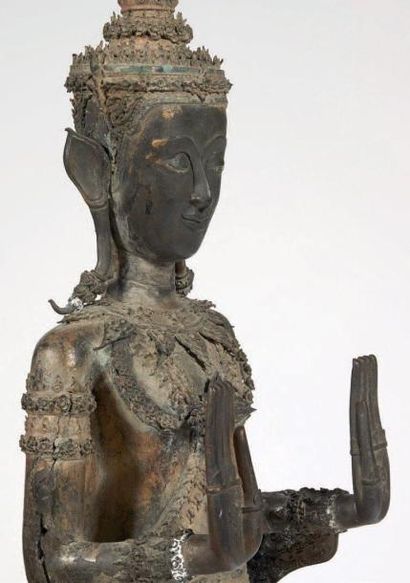 Thaïlande, XVIIIe siècle Statue en bronze figurant bouddha en bronze laqué or (usures)...