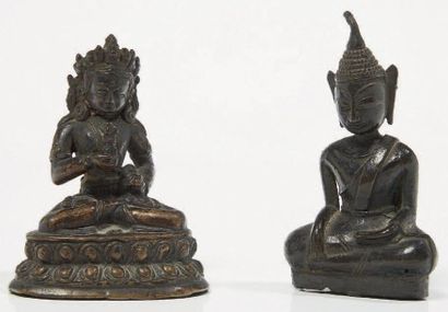 CHINE - XIXe siècle Statuette de Vajradhara en bronze à patine brune assis en padmasana...