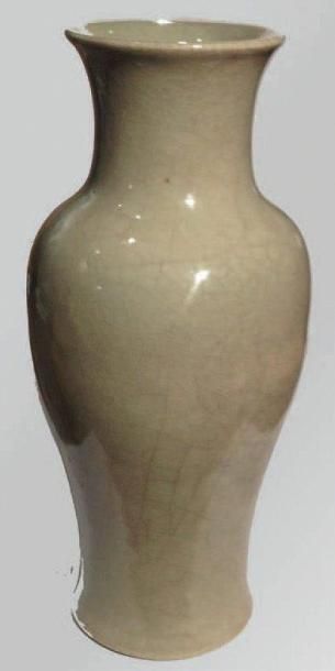 Chine XIXe siècle Vase en céladon craquelé de forme balustre, le col évasé. H: 29...