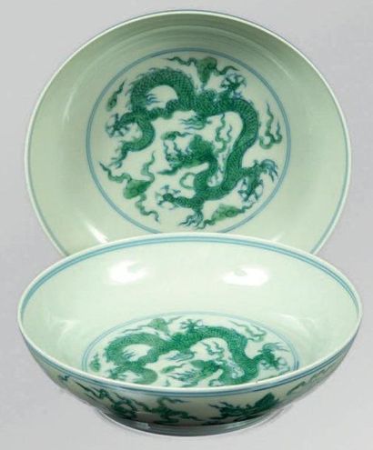 CHINE - XXe siècle Paire de coupes rondes en porcelaine blanche décorée en boeu sous...