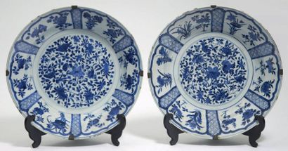 CHINE - EPOQUE KANGXI (1662 - 1722) Paire de grandes coupes en porcelaine décorée...