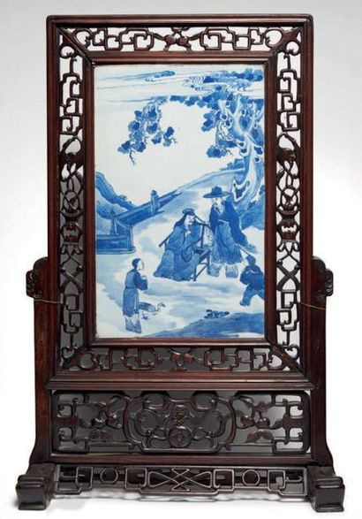 CHINE - XIXe siècle Ecran en bois naturel orné d'une palque en porcelaine blanche...
