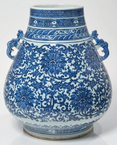 CHINE - XIXe siècle Grand vase de forme "hu" en porcelaine décorée en bleu sous couverte...