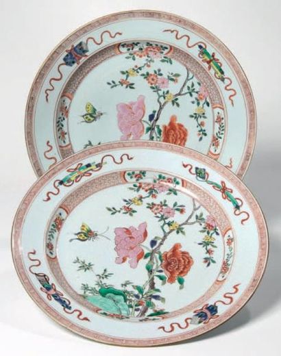 CHINE - Epoque QIANLONG (1736 - 1795) Paire de plats ronds en porcelaine blanche...