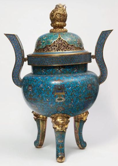 CHINE - XIXe siècle Important brûle parfum tripode et couvert en bronze doré et émaux...