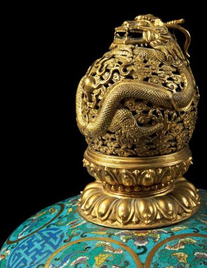 CHINE - XIXe siècle Important brûle parfum tripode et couvert en bronze doré et émaux...