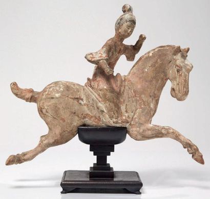 CHINE - Epoque TANG (618-907) Statuette de joueuse de polo au galop aérien en terre...