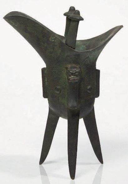 CHINE - EPOQUE ZHOU (1028-256 AV. JC) Vase à vin de forme "jue" en bronze à patine...