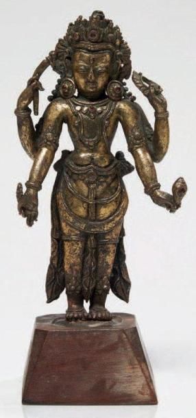 NEPAL - XVIIE/XVIIIE SIÈCLE Statuette de Vishnu debout en bronze doré avec incrustations...